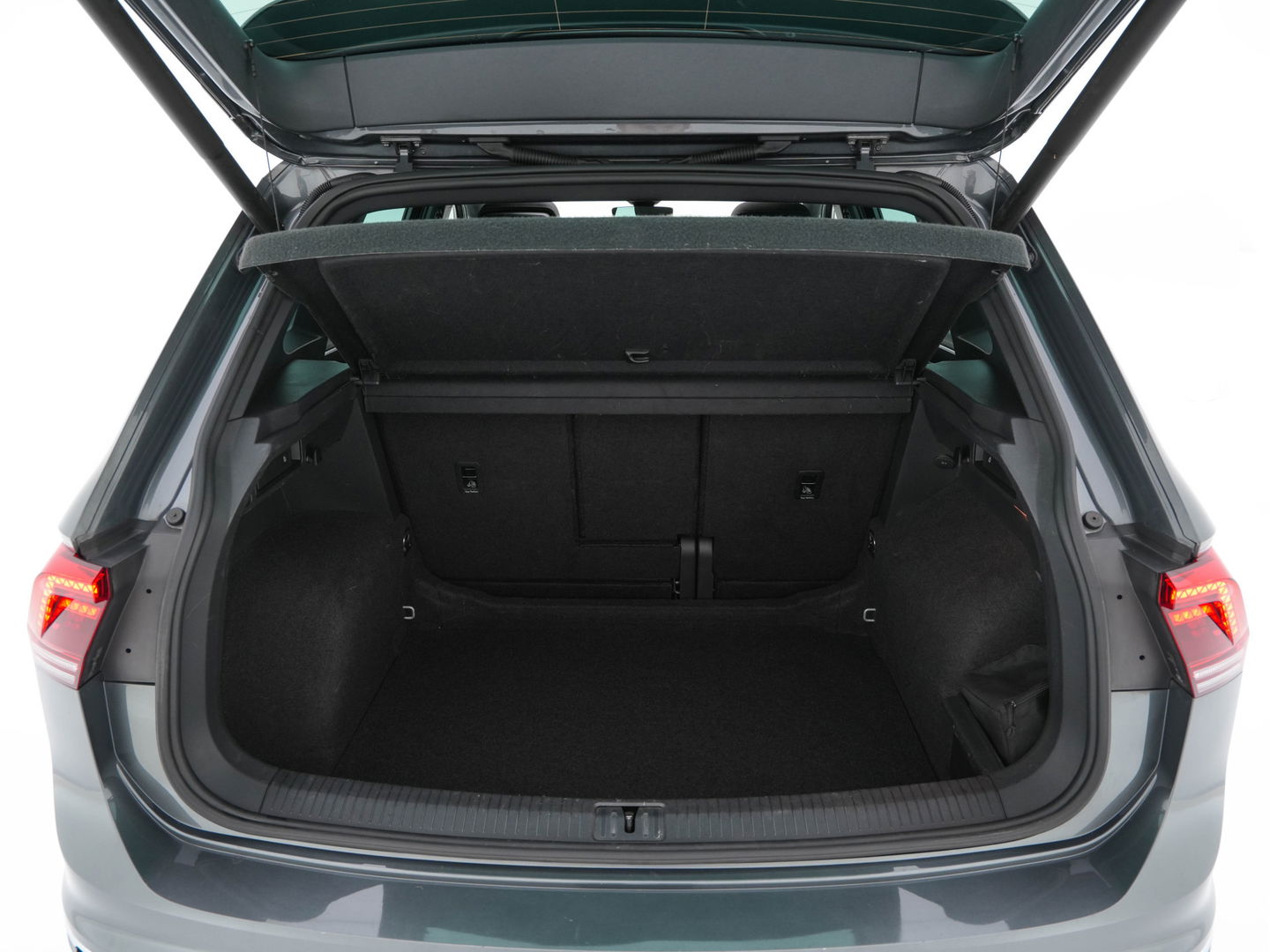 Volkswagen Tiguan 1.5 TSI R-Line Comfortline Business (INCL-BTW) *PANO | FULL-LED | ADAPTIVE-CRUISE | DIGI-COCKPIT | HEATED-COMFORTSEATS | NAV-FULLMAP | DAB+ | TOWBAR | PRIVACY-GLASS | ECC | PDC | 19''ALU*