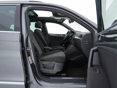 Volkswagen Tiguan 1.5 TSI R-Line Comfortline Business (INCL-BTW) *PANO | FULL-LED | ADAPTIVE-CRUISE | DIGI-COCKPIT | HEATED-COMFORTSEATS | NAV-FULLMAP | DAB+ | TOWBAR | PRIVACY-GLASS | ECC | PDC | 19''ALU*