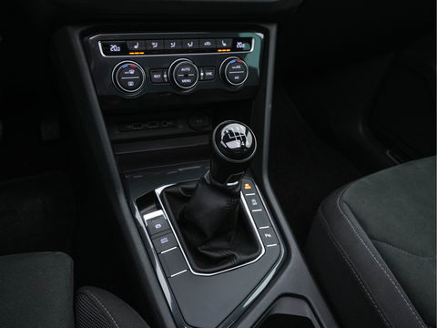 Volkswagen Tiguan 1.5 TSI R-Line Comfortline Business (INCL-BTW) *PANO | FULL-LED | ADAPTIVE-CRUISE | DIGI-COCKPIT | HEATED-COMFORTSEATS | NAV-FULLMAP | DAB+ | TOWBAR | PRIVACY-GLASS | ECC | PDC | 19''ALU*