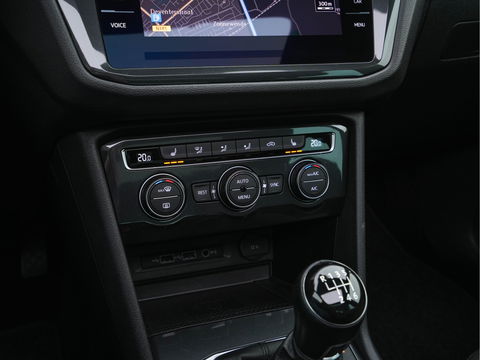 Volkswagen Tiguan 1.5 TSI R-Line Comfortline Business (INCL-BTW) *PANO | FULL-LED | ADAPTIVE-CRUISE | DIGI-COCKPIT | HEATED-COMFORTSEATS | NAV-FULLMAP | DAB+ | TOWBAR | PRIVACY-GLASS | ECC | PDC | 19''ALU*