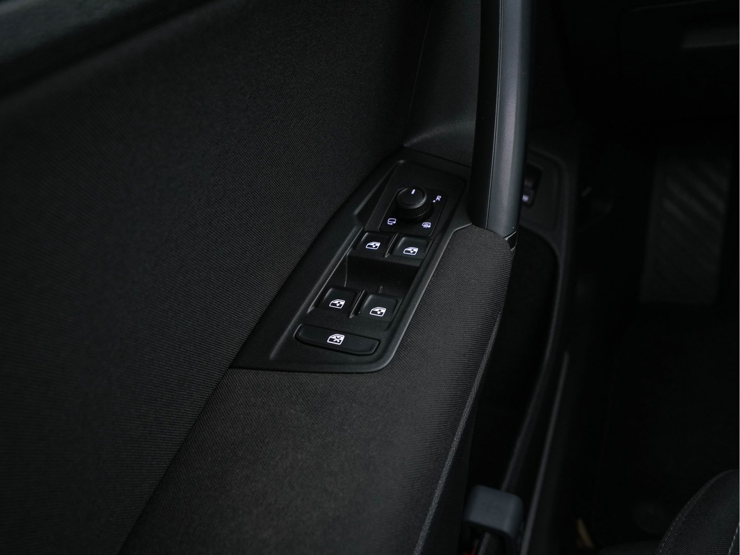 Volkswagen Tiguan 1.5 TSI R-Line Comfortline Business (INCL-BTW) *PANO | FULL-LED | ADAPTIVE-CRUISE | DIGI-COCKPIT | HEATED-COMFORTSEATS | NAV-FULLMAP | DAB+ | TOWBAR | PRIVACY-GLASS | ECC | PDC | 19''ALU*