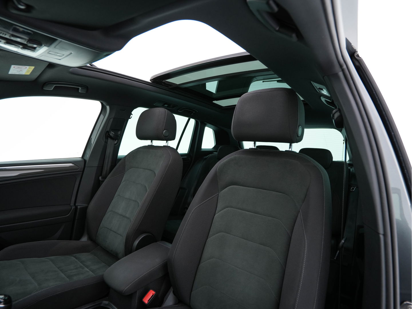 Volkswagen Tiguan 1.5 TSI R-Line Comfortline Business (INCL-BTW) *PANO | FULL-LED | ADAPTIVE-CRUISE | DIGI-COCKPIT | HEATED-COMFORTSEATS | NAV-FULLMAP | DAB+ | TOWBAR | PRIVACY-GLASS | ECC | PDC | 19''ALU*