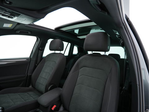 Volkswagen Tiguan 1.5 TSI R-Line Comfortline Business (INCL-BTW) *PANO | FULL-LED | ADAPTIVE-CRUISE | DIGI-COCKPIT | HEATED-COMFORTSEATS | NAV-FULLMAP | DAB+ | TOWBAR | PRIVACY-GLASS | ECC | PDC | 19''ALU*