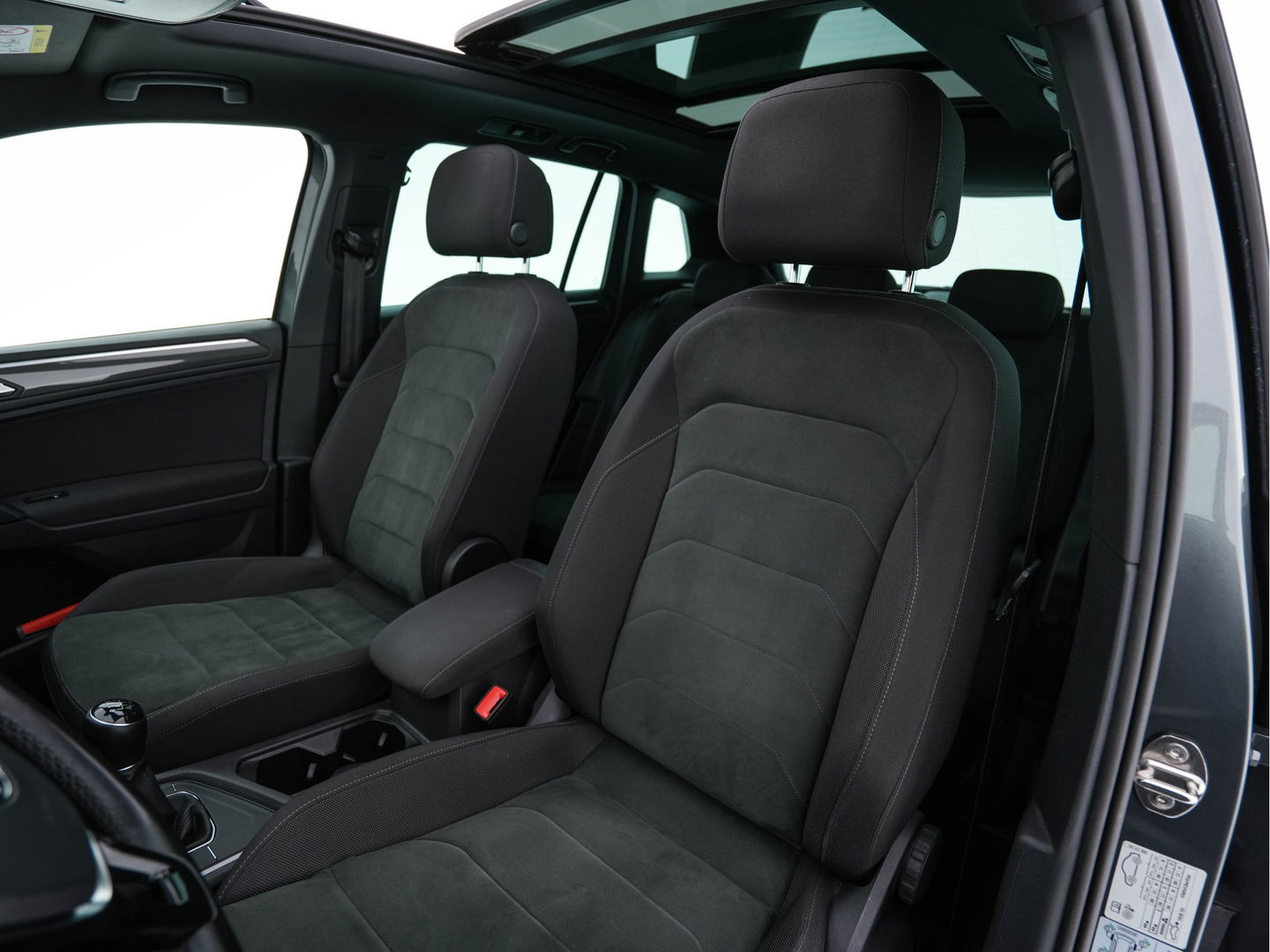 Volkswagen Tiguan 1.5 TSI R-Line Comfortline Business (INCL-BTW) *PANO | FULL-LED | ADAPTIVE-CRUISE | DIGI-COCKPIT | HEATED-COMFORTSEATS | NAV-FULLMAP | DAB+ | TOWBAR | PRIVACY-GLASS | ECC | PDC | 19''ALU*