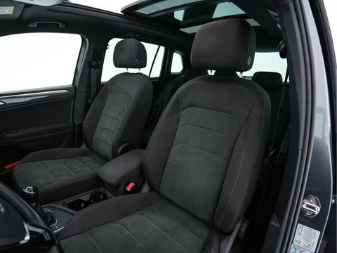 Volkswagen Tiguan 1.5 TSI R-Line Comfortline Business (INCL-BTW) *PANO | FULL-LED | ADAPTIVE-CRUISE | DIGI-COCKPIT | HEATED-COMFORTSEATS | NAV-FULLMAP | DAB+ | TOWBAR | PRIVACY-GLASS | ECC | PDC | 19''ALU*