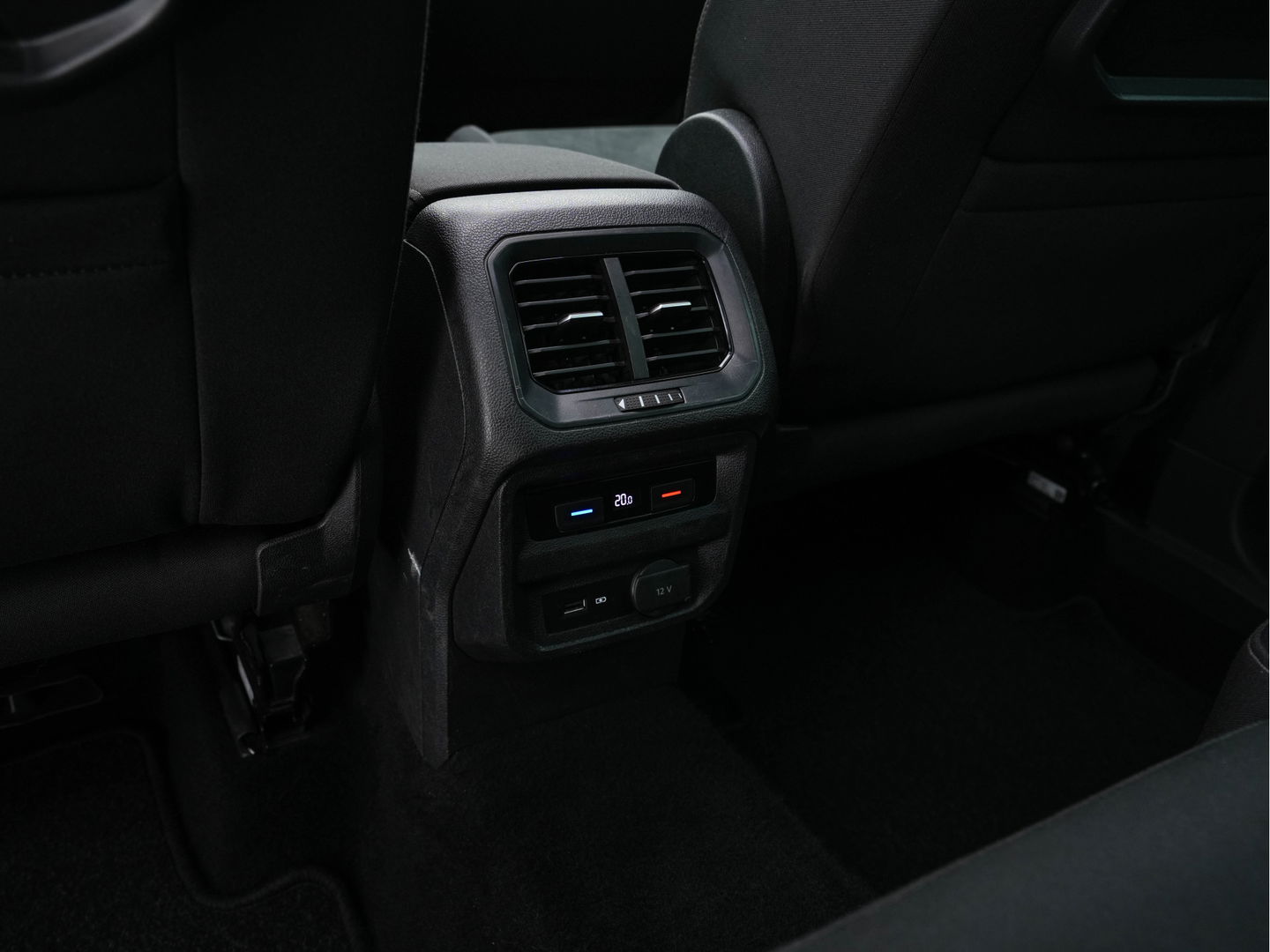 Volkswagen Tiguan 1.5 TSI R-Line Comfortline Business (INCL-BTW) *PANO | FULL-LED | ADAPTIVE-CRUISE | DIGI-COCKPIT | HEATED-COMFORTSEATS | NAV-FULLMAP | DAB+ | TOWBAR | PRIVACY-GLASS | ECC | PDC | 19''ALU*