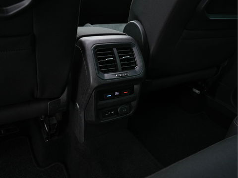 Volkswagen Tiguan 1.5 TSI R-Line Comfortline Business (INCL-BTW) *PANO | FULL-LED | ADAPTIVE-CRUISE | DIGI-COCKPIT | HEATED-COMFORTSEATS | NAV-FULLMAP | DAB+ | TOWBAR | PRIVACY-GLASS | ECC | PDC | 19''ALU*