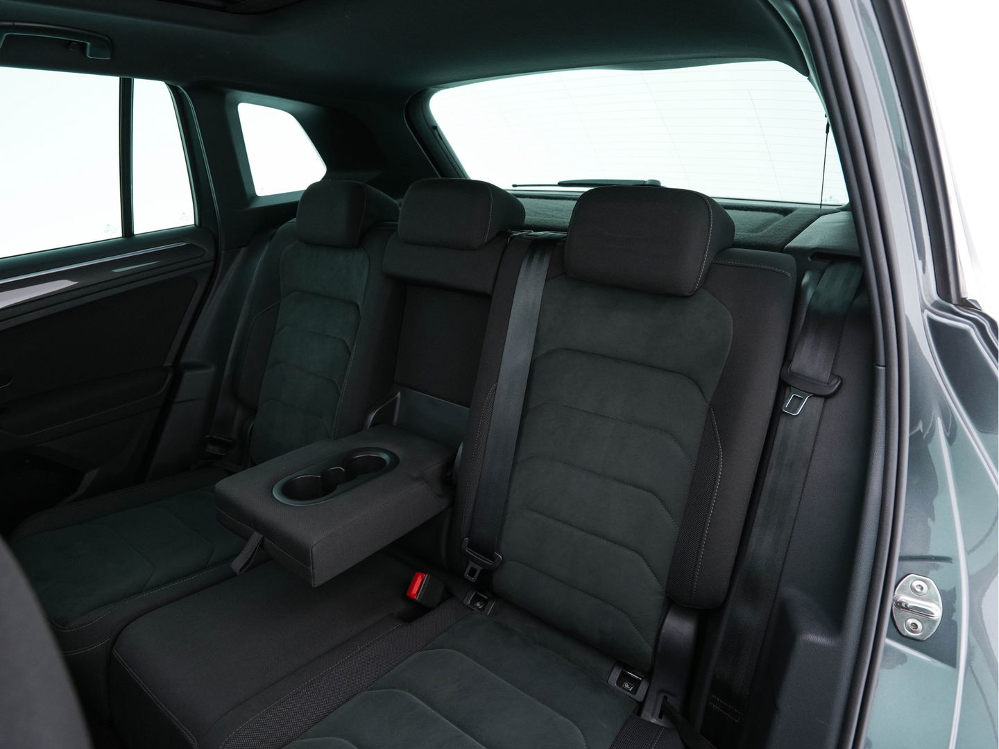 Volkswagen Tiguan 1.5 TSI R-Line Comfortline Business (INCL-BTW) *PANO | FULL-LED | ADAPTIVE-CRUISE | DIGI-COCKPIT | HEATED-COMFORTSEATS | NAV-FULLMAP | DAB+ | TOWBAR | PRIVACY-GLASS | ECC | PDC | 19''ALU*