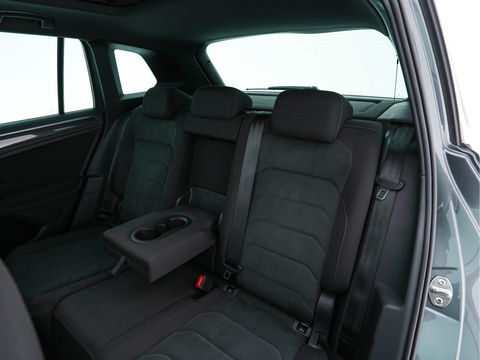 Volkswagen Tiguan 1.5 TSI R-Line Comfortline Business (INCL-BTW) *PANO | FULL-LED | ADAPTIVE-CRUISE | DIGI-COCKPIT | HEATED-COMFORTSEATS | NAV-FULLMAP | DAB+ | TOWBAR | PRIVACY-GLASS | ECC | PDC | 19''ALU*