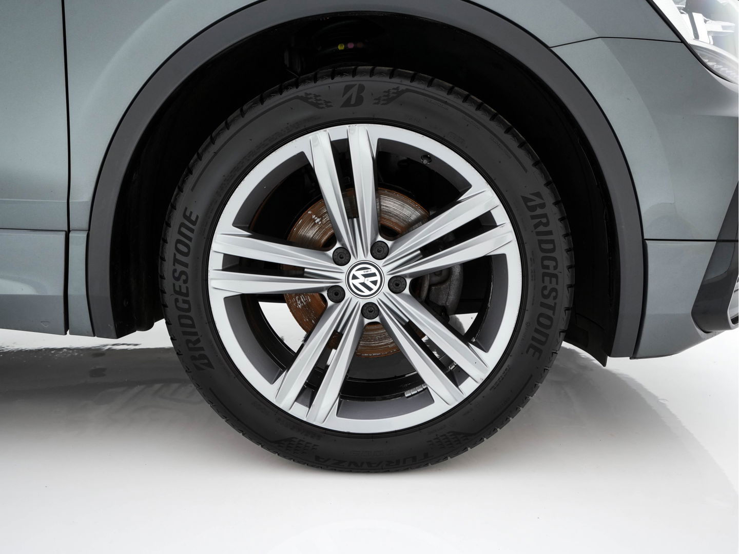 Volkswagen Tiguan 1.5 TSI R-Line Comfortline Business (INCL-BTW) *PANO | FULL-LED | ADAPTIVE-CRUISE | DIGI-COCKPIT | HEATED-COMFORTSEATS | NAV-FULLMAP | DAB+ | TOWBAR | PRIVACY-GLASS | ECC | PDC | 19''ALU*