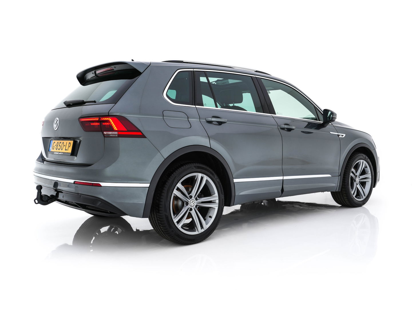 Volkswagen Tiguan 1.5 TSI R-Line Comfortline Business (INCL-BTW) *PANO | FULL-LED | ADAPTIVE-CRUISE | DIGI-COCKPIT | HEATED-COMFORTSEATS | NAV-FULLMAP | DAB+ | TOWBAR | PRIVACY-GLASS | ECC | PDC | 19''ALU*