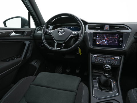 Volkswagen Tiguan 1.5 TSI R-Line Comfortline Business (INCL-BTW) *PANO | FULL-LED | ADAPTIVE-CRUISE | DIGI-COCKPIT | HEATED-COMFORTSEATS | NAV-FULLMAP | DAB+ | TOWBAR | PRIVACY-GLASS | ECC | PDC | 19''ALU*