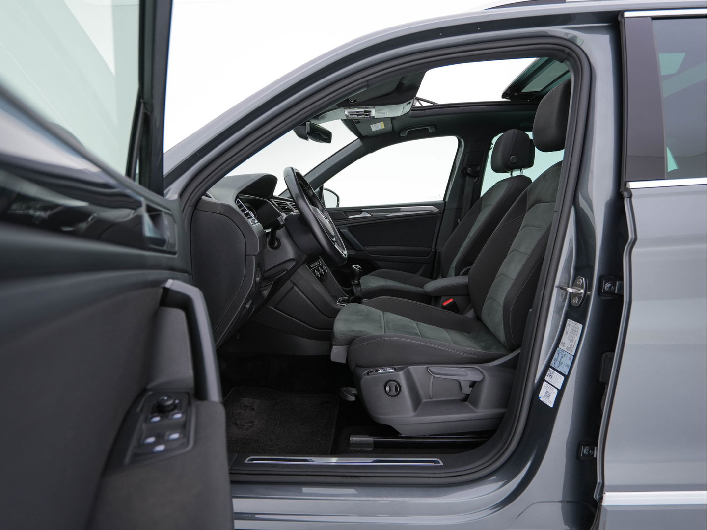 Volkswagen Tiguan 1.5 TSI R-Line Comfortline Business (INCL-BTW) *PANO | FULL-LED | ADAPTIVE-CRUISE | DIGI-COCKPIT | HEATED-COMFORTSEATS | NAV-FULLMAP | DAB+ | TOWBAR | PRIVACY-GLASS | ECC | PDC | 19''ALU*