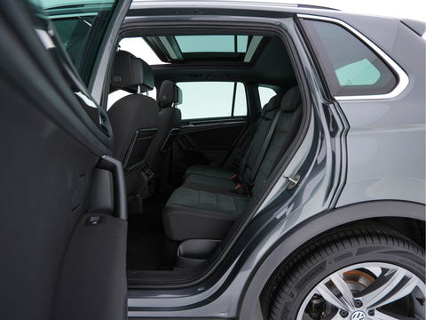 Volkswagen Tiguan 1.5 TSI R-Line Comfortline Business (INCL-BTW) *PANO | FULL-LED | ADAPTIVE-CRUISE | DIGI-COCKPIT | HEATED-COMFORTSEATS | NAV-FULLMAP | DAB+ | TOWBAR | PRIVACY-GLASS | ECC | PDC | 19''ALU*