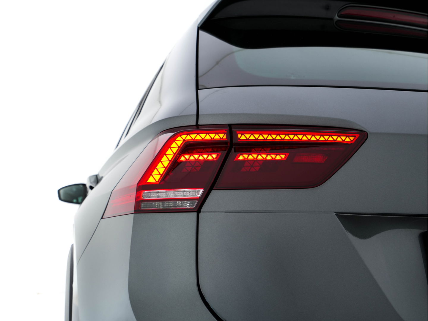 Volkswagen Tiguan 1.5 TSI R-Line Comfortline Business (INCL-BTW) *PANO | FULL-LED | ADAPTIVE-CRUISE | DIGI-COCKPIT | HEATED-COMFORTSEATS | NAV-FULLMAP | DAB+ | TOWBAR | PRIVACY-GLASS | ECC | PDC | 19''ALU*