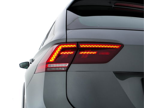 Volkswagen Tiguan 1.5 TSI R-Line Comfortline Business (INCL-BTW) *PANO | FULL-LED | ADAPTIVE-CRUISE | DIGI-COCKPIT | HEATED-COMFORTSEATS | NAV-FULLMAP | DAB+ | TOWBAR | PRIVACY-GLASS | ECC | PDC | 19''ALU*