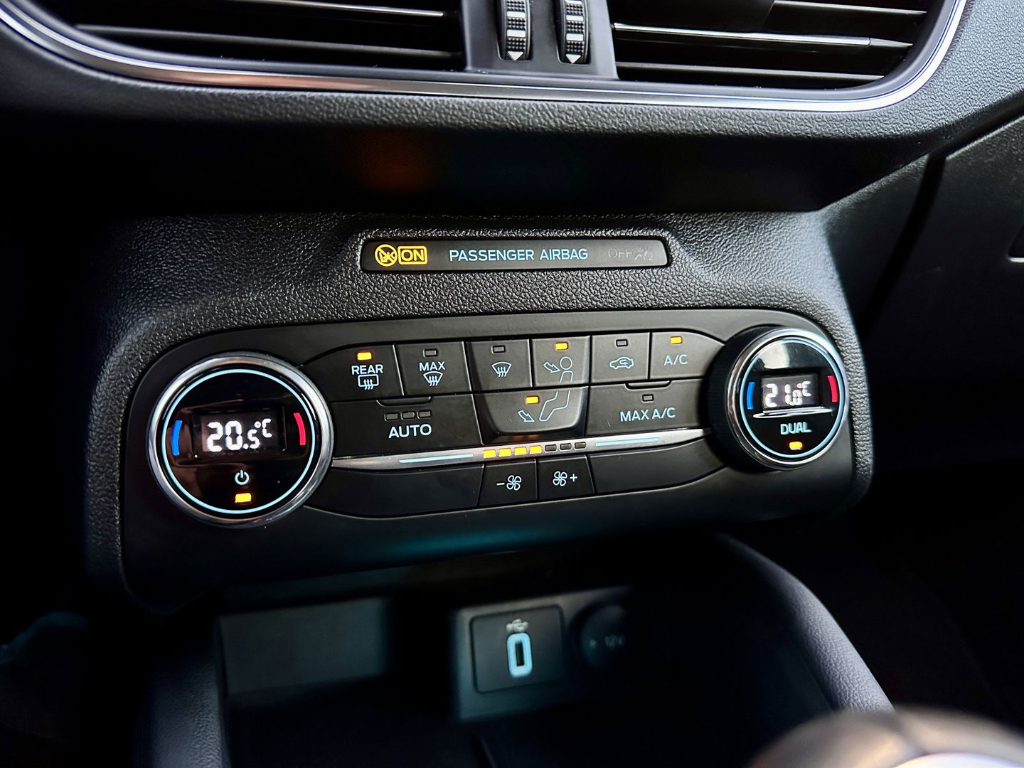 Ford Focus 1.0 EcoBoost Titanium Business | Adaptive Cruise Control | Parkeersensoren | Apple Carplay | Android Auto | Keyless | Afn. Trekhaak | Rijmodus Regeling | Airconditioning