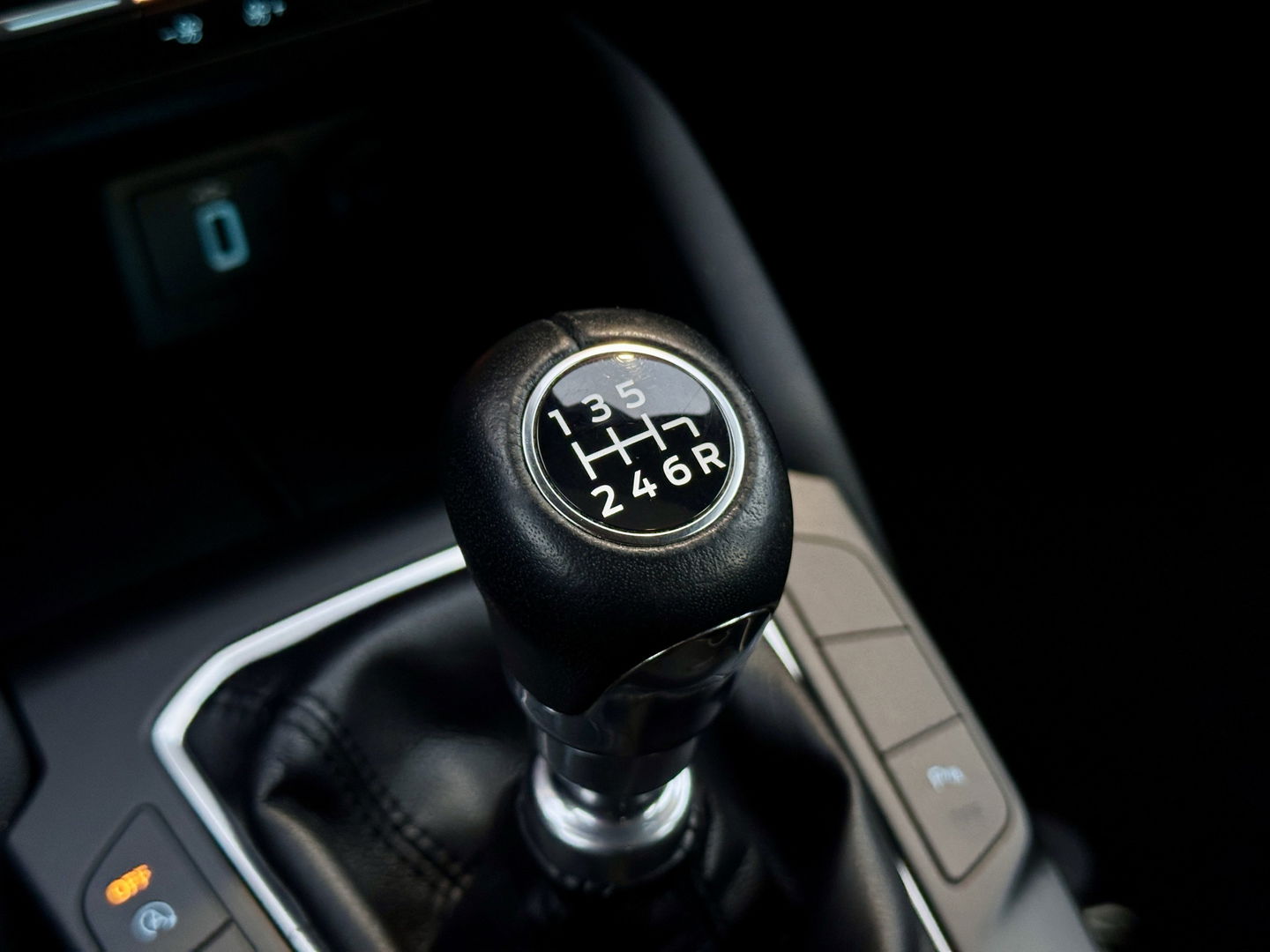 Ford Focus 1.0 EcoBoost Titanium Business | Adaptive Cruise Control | Parkeersensoren | Apple Carplay | Android Auto | Keyless | Afn. Trekhaak | Rijmodus Regeling | Airconditioning