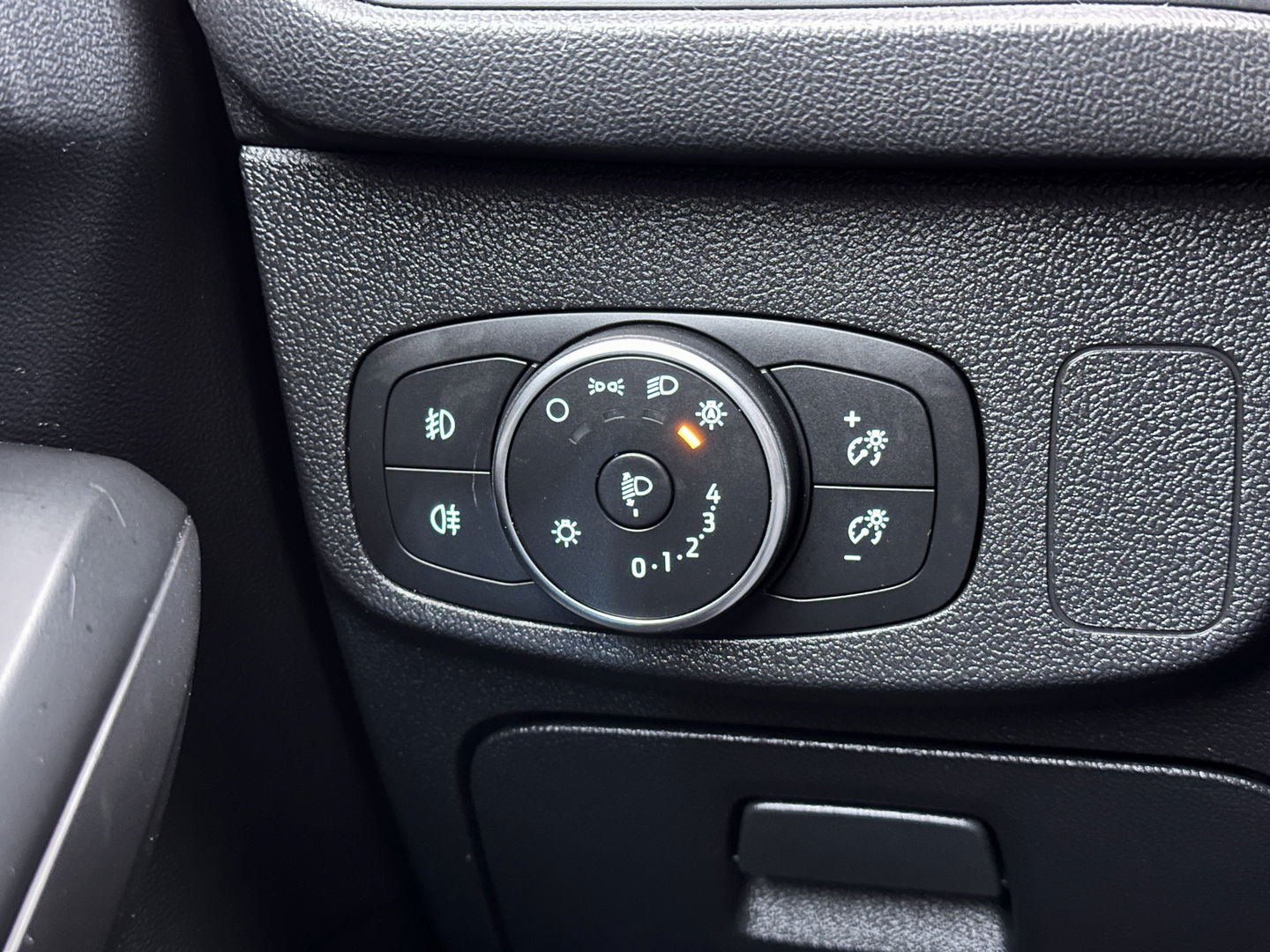 Ford Focus 1.0 EcoBoost Titanium Business | Adaptive Cruise Control | Parkeersensoren | Apple Carplay | Android Auto | Keyless | Afn. Trekhaak | Rijmodus Regeling | Airconditioning