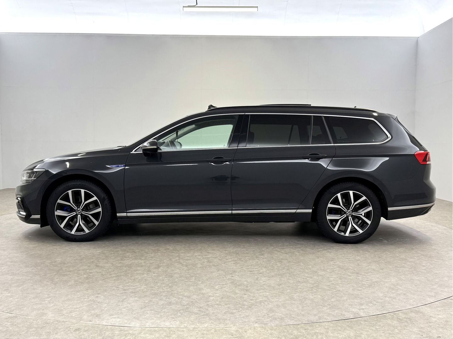 Volkswagen Passat 1.4 TSI PHEV GTE | SOH 90% | Pano | Adap. Cruise | Virtual | Massage | Stoelverw. | Camera | Keyless