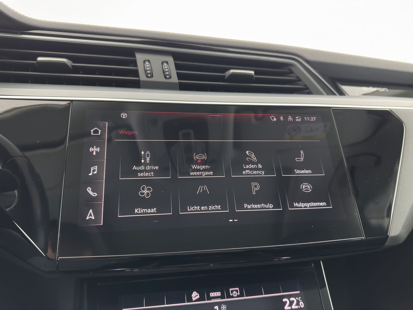 Audi e-tron 55 quattro Business edition Plus 95 kWh [ 3-Fase ] {SOH-88%} (INCL-BTW) *PANO | LUXURY-LEATHER | ADAPTIVE-CRUISE | FULL-LED | DIGI-COCKPIT | KEYLESS | MEMORY-PACK | CAMERA | NAVI-FULLMAP | SHIFT-PADDLES | DAB+ | COMFORT-SEATS | 20''ALU*