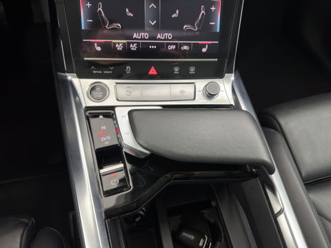 Audi e-tron 55 quattro Business edition Plus 95 kWh [ 3-Fase ] {SOH-88%} (INCL-BTW) *PANO | LUXURY-LEATHER | ADAPTIVE-CRUISE | FULL-LED | DIGI-COCKPIT | KEYLESS | MEMORY-PACK | CAMERA | NAVI-FULLMAP | SHIFT-PADDLES | DAB+ | COMFORT-SEATS | 20''ALU*