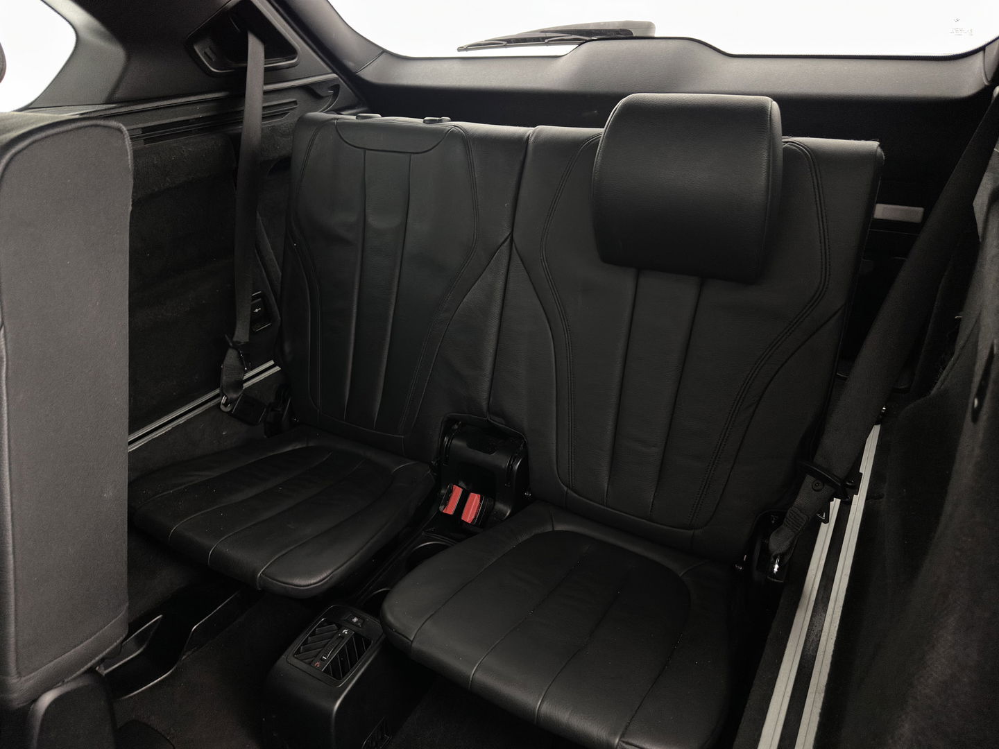 BMW X5 xDrive50i M-Sport High Executive [ 7-pers. ] Aut. *PANO | LUXURY-LEATHER | FULL-LED | HEAD-UP | MEMORY-PACK | DIGI-COCKPIT | KEYLESS | CAMERA | NAVI-FULLMAP | AMBIENT-LIGHT | HEATED-COMFORTSEATS | SHIFT-PADDLES | PRIVACY-GLASS | TOWBAR