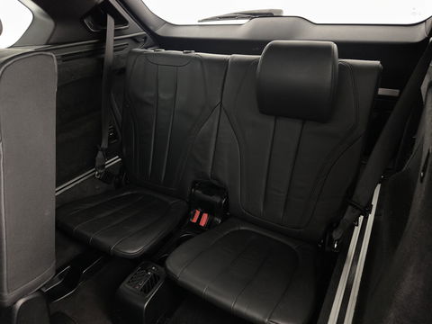 BMW X5 xDrive50i M-Sport High Executive [ 7-pers. ] Aut. *PANO | LUXURY-LEATHER | FULL-LED | HEAD-UP | MEMORY-PACK | DIGI-COCKPIT | KEYLESS | CAMERA | NAVI-FULLMAP | AMBIENT-LIGHT | HEATED-COMFORTSEATS | SHIFT-PADDLES | PRIVACY-GLASS | TOWBAR