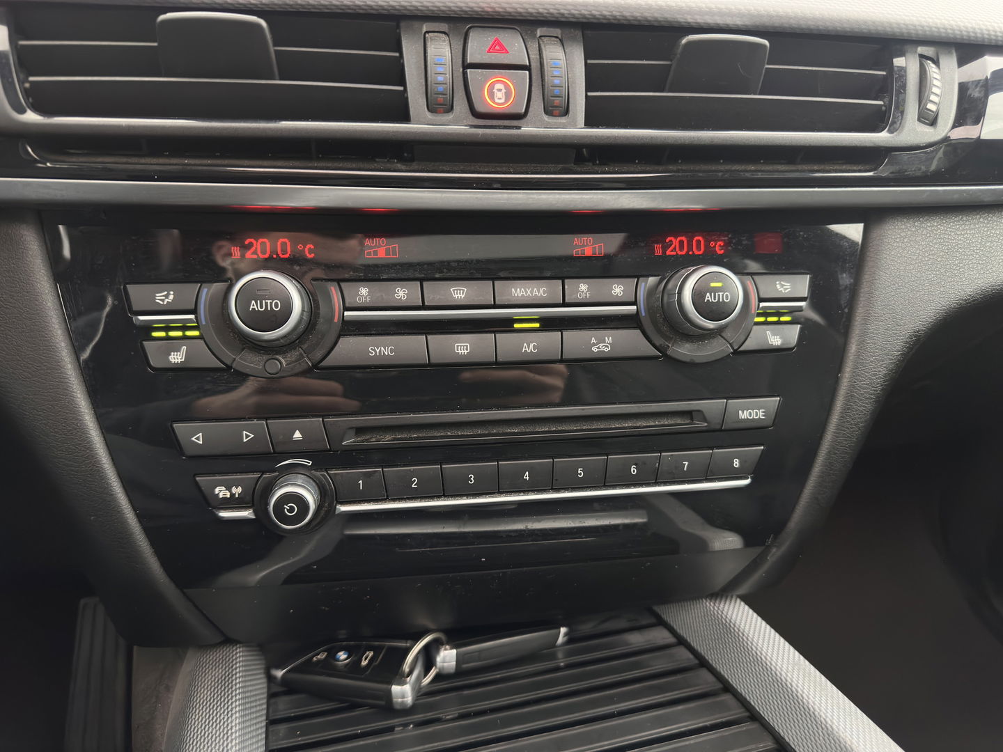 BMW X5 xDrive50i M-Sport High Executive [ 7-pers. ] Aut. *PANO | LUXURY-LEATHER | FULL-LED | HEAD-UP | MEMORY-PACK | DIGI-COCKPIT | KEYLESS | CAMERA | NAVI-FULLMAP | AMBIENT-LIGHT | HEATED-COMFORTSEATS | SHIFT-PADDLES | PRIVACY-GLASS | TOWBAR