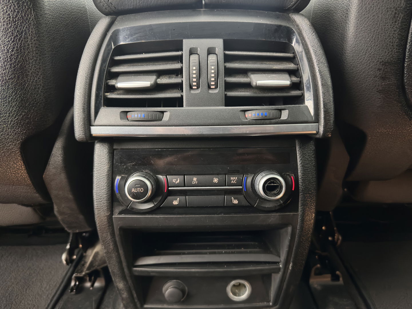 BMW X5 xDrive50i M-Sport High Executive [ 7-pers. ] Aut. *PANO | LUXURY-LEATHER | FULL-LED | HEAD-UP | MEMORY-PACK | DIGI-COCKPIT | KEYLESS | CAMERA | NAVI-FULLMAP | AMBIENT-LIGHT | HEATED-COMFORTSEATS | SHIFT-PADDLES | PRIVACY-GLASS | TOWBAR