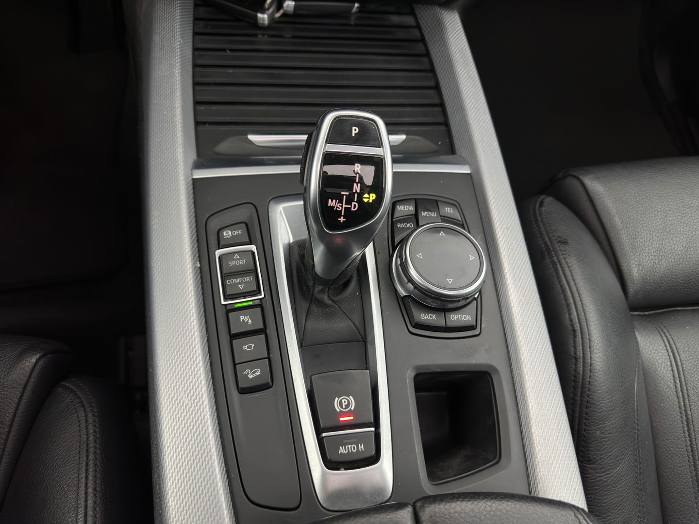 BMW X5 xDrive50i M-Sport High Executive [ 7-pers. ] Aut. *PANO | LUXURY-LEATHER | FULL-LED | HEAD-UP | MEMORY-PACK | DIGI-COCKPIT | KEYLESS | CAMERA | NAVI-FULLMAP | AMBIENT-LIGHT | HEATED-COMFORTSEATS | SHIFT-PADDLES | PRIVACY-GLASS | TOWBAR