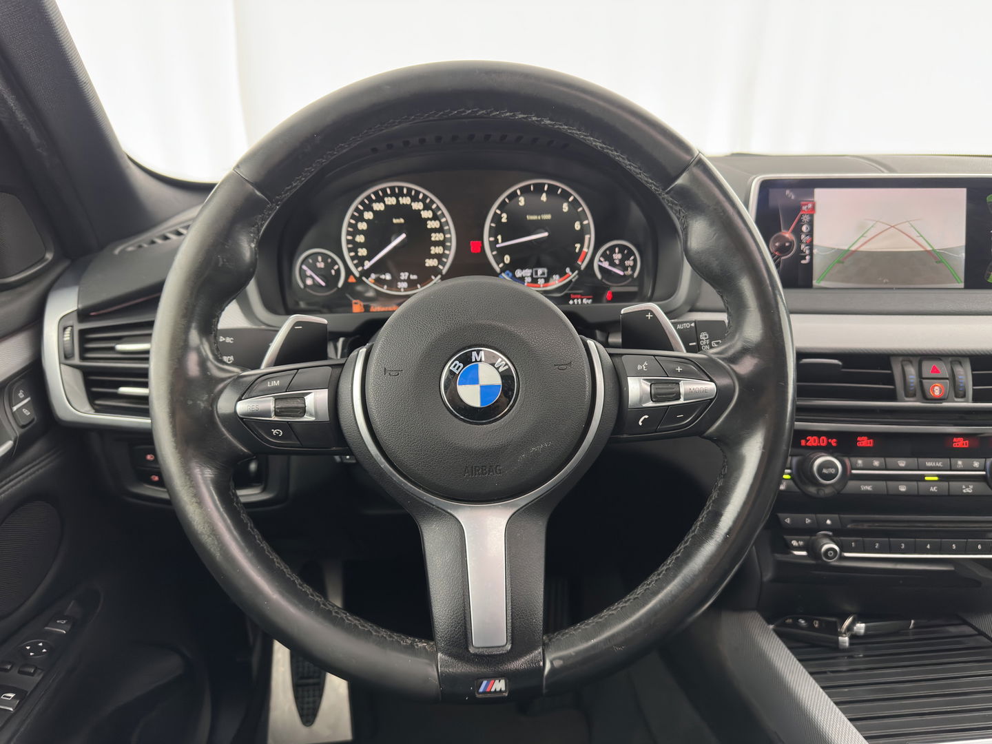 BMW X5 xDrive50i M-Sport High Executive [ 7-pers. ] Aut. *PANO | LUXURY-LEATHER | FULL-LED | HEAD-UP | MEMORY-PACK | DIGI-COCKPIT | KEYLESS | CAMERA | NAVI-FULLMAP | AMBIENT-LIGHT | HEATED-COMFORTSEATS | SHIFT-PADDLES | PRIVACY-GLASS | TOWBAR