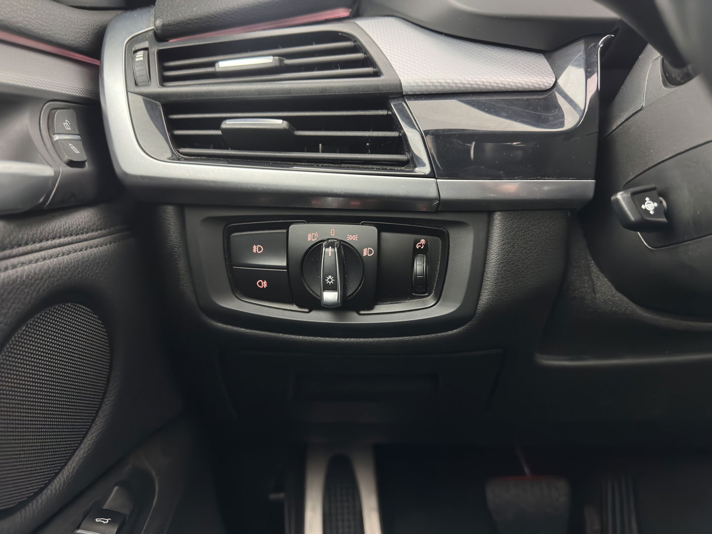 BMW X5 xDrive50i M-Sport High Executive [ 7-pers. ] Aut. *PANO | LUXURY-LEATHER | FULL-LED | HEAD-UP | MEMORY-PACK | DIGI-COCKPIT | KEYLESS | CAMERA | NAVI-FULLMAP | AMBIENT-LIGHT | HEATED-COMFORTSEATS | SHIFT-PADDLES | PRIVACY-GLASS | TOWBAR