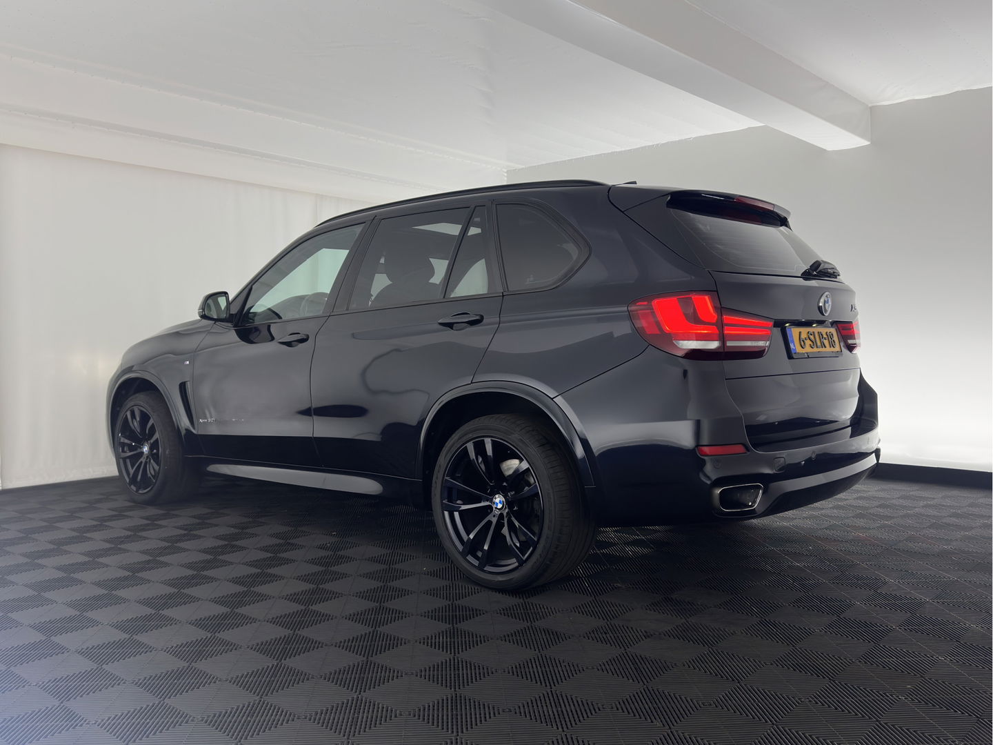 BMW X5 xDrive50i M-Sport High Executive [ 7-pers. ] Aut. *PANO | LUXURY-LEATHER | FULL-LED | HEAD-UP | MEMORY-PACK | DIGI-COCKPIT | KEYLESS | CAMERA | NAVI-FULLMAP | AMBIENT-LIGHT | HEATED-COMFORTSEATS | SHIFT-PADDLES | PRIVACY-GLASS | TOWBAR