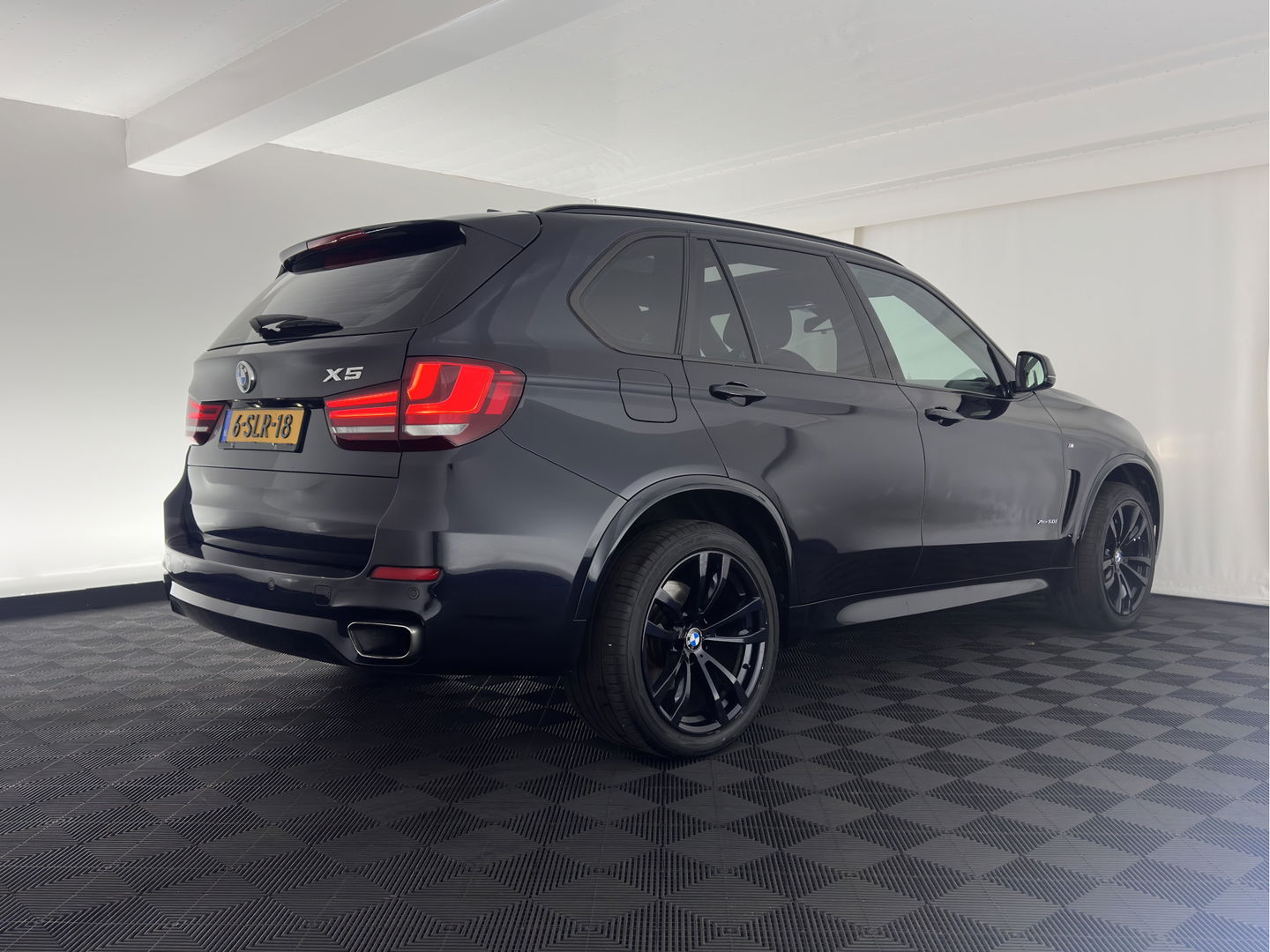 BMW X5 xDrive50i M-Sport High Executive [ 7-pers. ] Aut. *PANO | LUXURY-LEATHER | FULL-LED | HEAD-UP | MEMORY-PACK | DIGI-COCKPIT | KEYLESS | CAMERA | NAVI-FULLMAP | AMBIENT-LIGHT | HEATED-COMFORTSEATS | SHIFT-PADDLES | PRIVACY-GLASS | TOWBAR