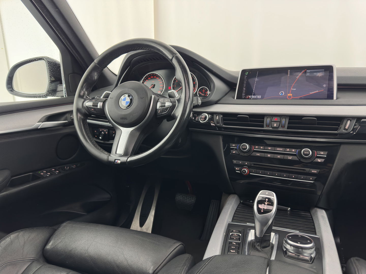 BMW X5 xDrive50i M-Sport High Executive [ 7-pers. ] Aut. *PANO | LUXURY-LEATHER | FULL-LED | HEAD-UP | MEMORY-PACK | DIGI-COCKPIT | KEYLESS | CAMERA | NAVI-FULLMAP | AMBIENT-LIGHT | HEATED-COMFORTSEATS | SHIFT-PADDLES | PRIVACY-GLASS | TOWBAR