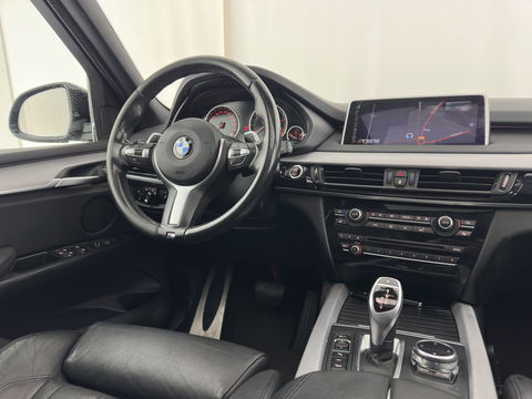 BMW X5 xDrive50i M-Sport High Executive [ 7-pers. ] Aut. *PANO | LUXURY-LEATHER | FULL-LED | HEAD-UP | MEMORY-PACK | DIGI-COCKPIT | KEYLESS | CAMERA | NAVI-FULLMAP | AMBIENT-LIGHT | HEATED-COMFORTSEATS | SHIFT-PADDLES | PRIVACY-GLASS | TOWBAR