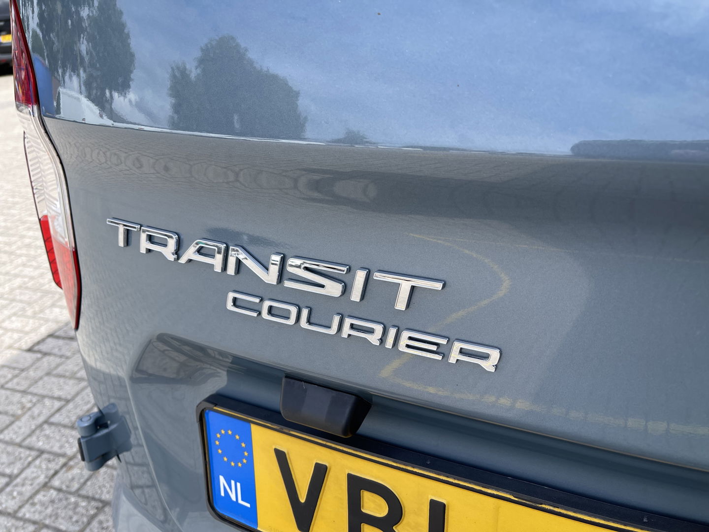 Ford Transit Courier 1.5 TDCI Limited / euro 6 diesel / bpm vrij / vaste prijs rijklaar € 8.950 ex btw / airco / cruise / navigatie / grijs blauw metallic / parkeersensoren achter !