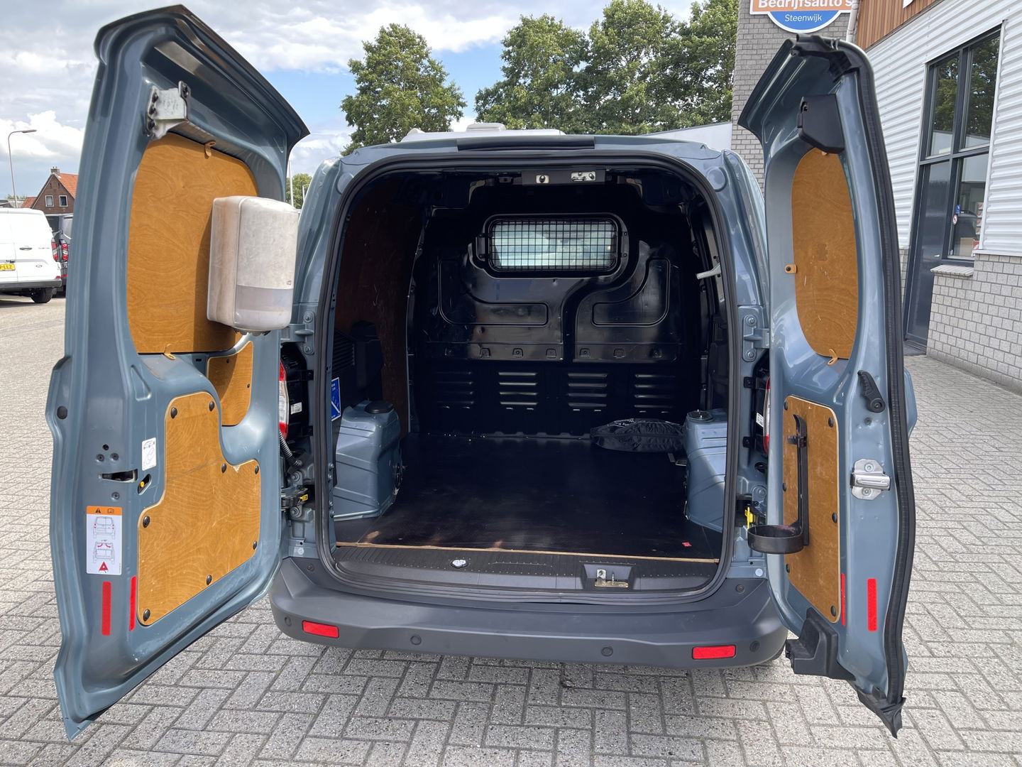 Ford Transit Courier 1.5 TDCI Limited / euro 6 diesel / bpm vrij / vaste prijs rijklaar € 8.950 ex btw / airco / cruise / navigatie / grijs blauw metallic / parkeersensoren achter !