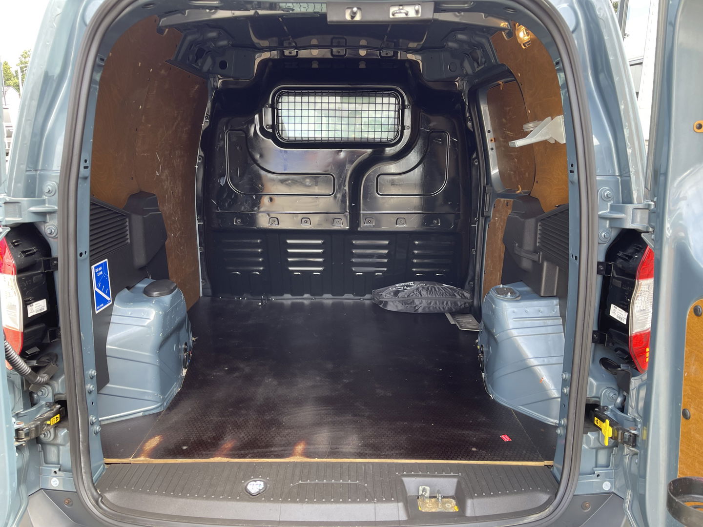Ford Transit Courier 1.5 TDCI Limited / euro 6 diesel / bpm vrij / vaste prijs rijklaar € 8.950 ex btw / airco / cruise / navigatie / grijs blauw metallic / parkeersensoren achter !