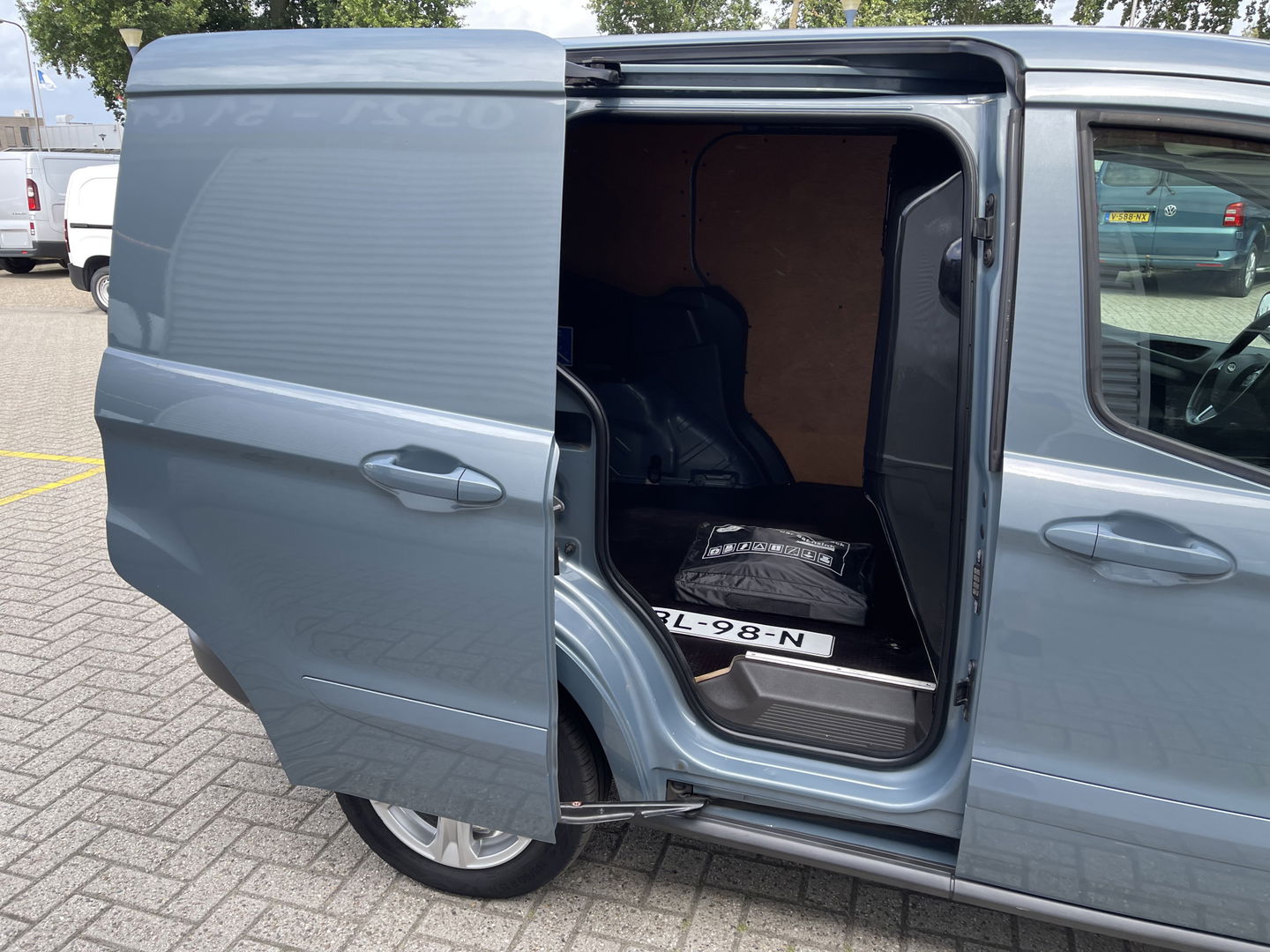 Ford Transit Courier 1.5 TDCI Limited / euro 6 diesel / bpm vrij / vaste prijs rijklaar € 8.950 ex btw / airco / cruise / navigatie / grijs blauw metallic / parkeersensoren achter !