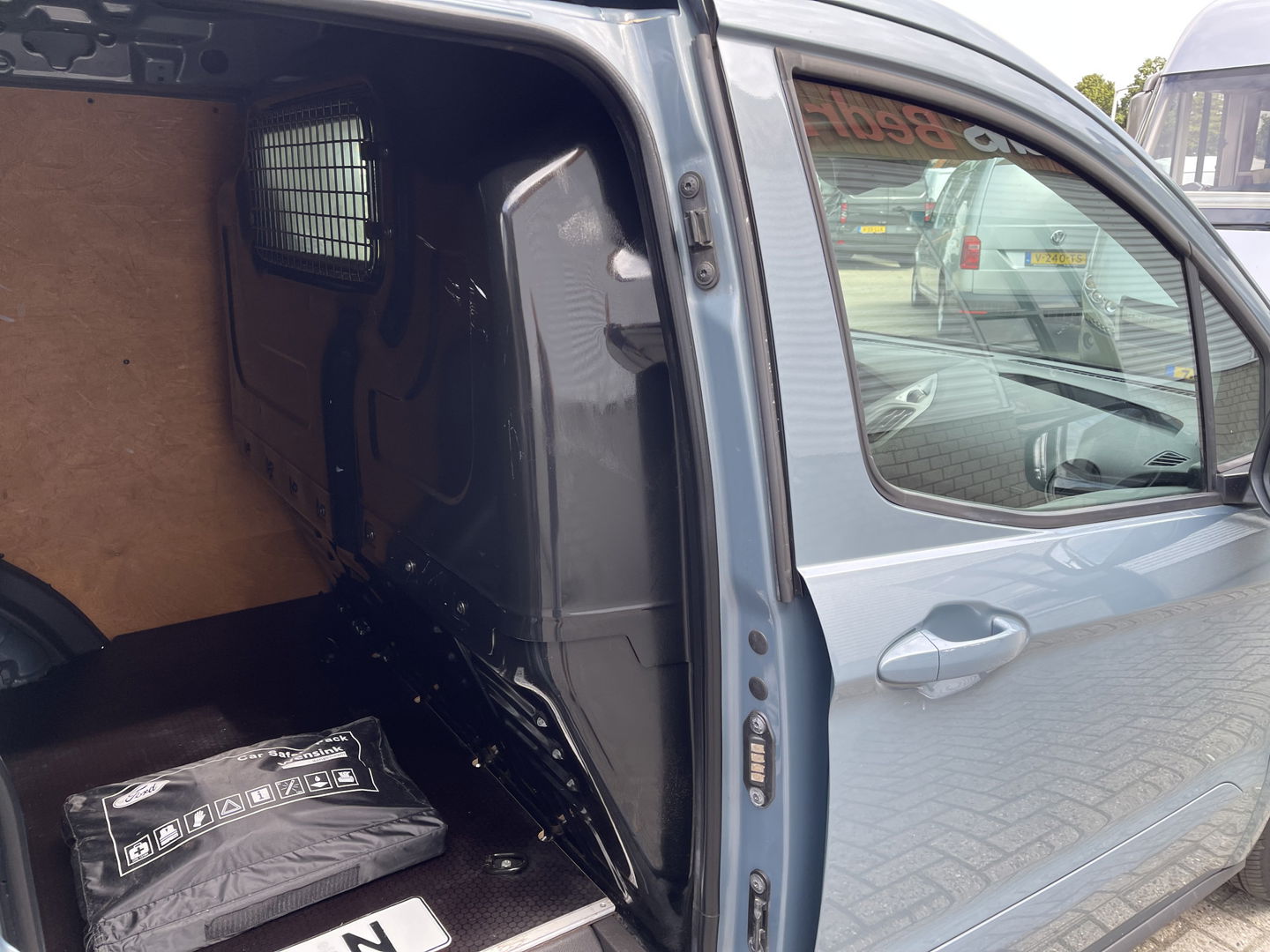 Ford Transit Courier 1.5 TDCI Limited / euro 6 diesel / bpm vrij / vaste prijs rijklaar € 8950 ex btw / airco / cruise / navigatie / grijs blauw metallic / parkeersensoren achter !