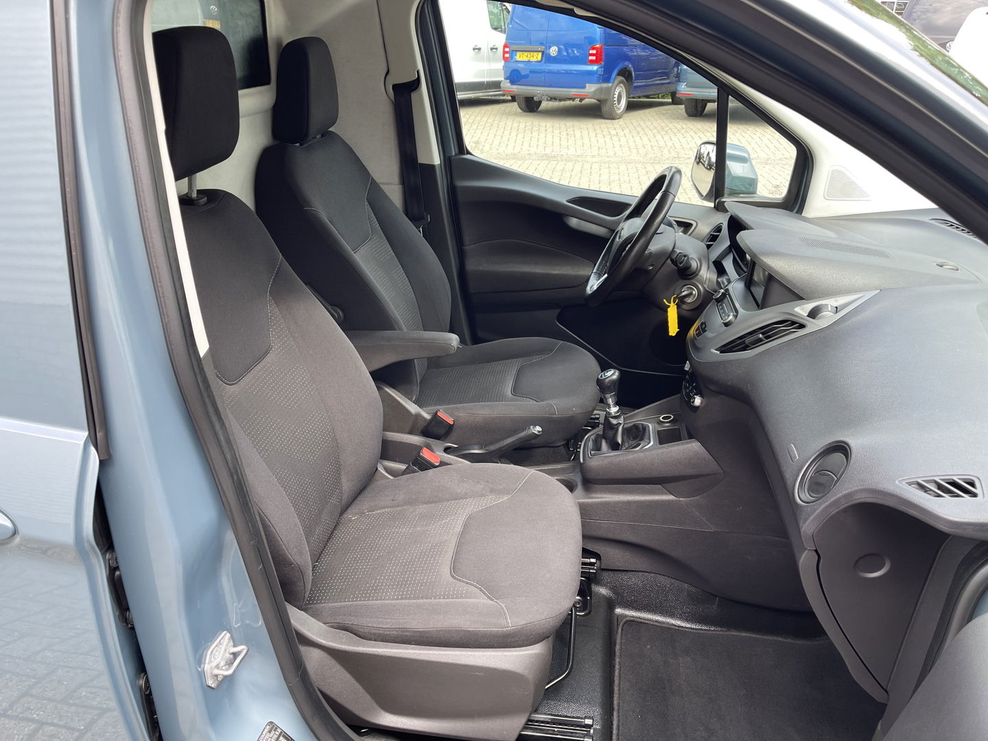 Ford Transit Courier 1.5 TDCI Limited / euro 6 diesel / bpm vrij / vaste prijs rijklaar € 8.950 ex btw / airco / cruise / navigatie / grijs blauw metallic / parkeersensoren achter !