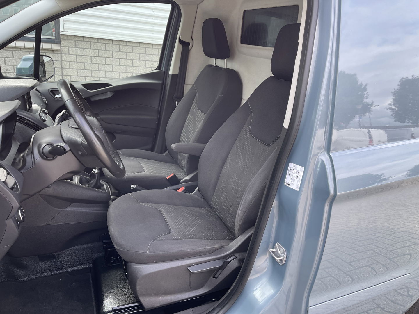 Ford Transit Courier 1.5 TDCI Limited / euro 6 diesel / bpm vrij / vaste prijs rijklaar € 8.950 ex btw / airco / cruise / navigatie / grijs blauw metallic / parkeersensoren achter !