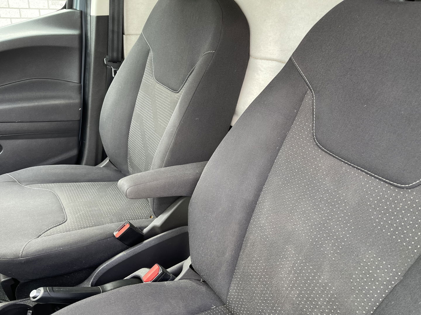 Ford Transit Courier 1.5 TDCI Limited / euro 6 diesel / bpm vrij / vaste prijs rijklaar € 8950 ex btw / airco / cruise / navigatie / grijs blauw metallic / parkeersensoren achter !