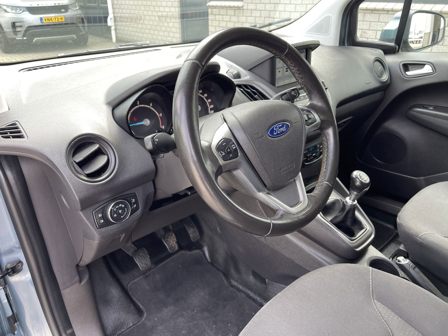 Ford Transit Courier 1.5 TDCI Limited / euro 6 diesel / bpm vrij / vaste prijs rijklaar € 8950 ex btw / airco / cruise / navigatie / grijs blauw metallic / parkeersensoren achter !