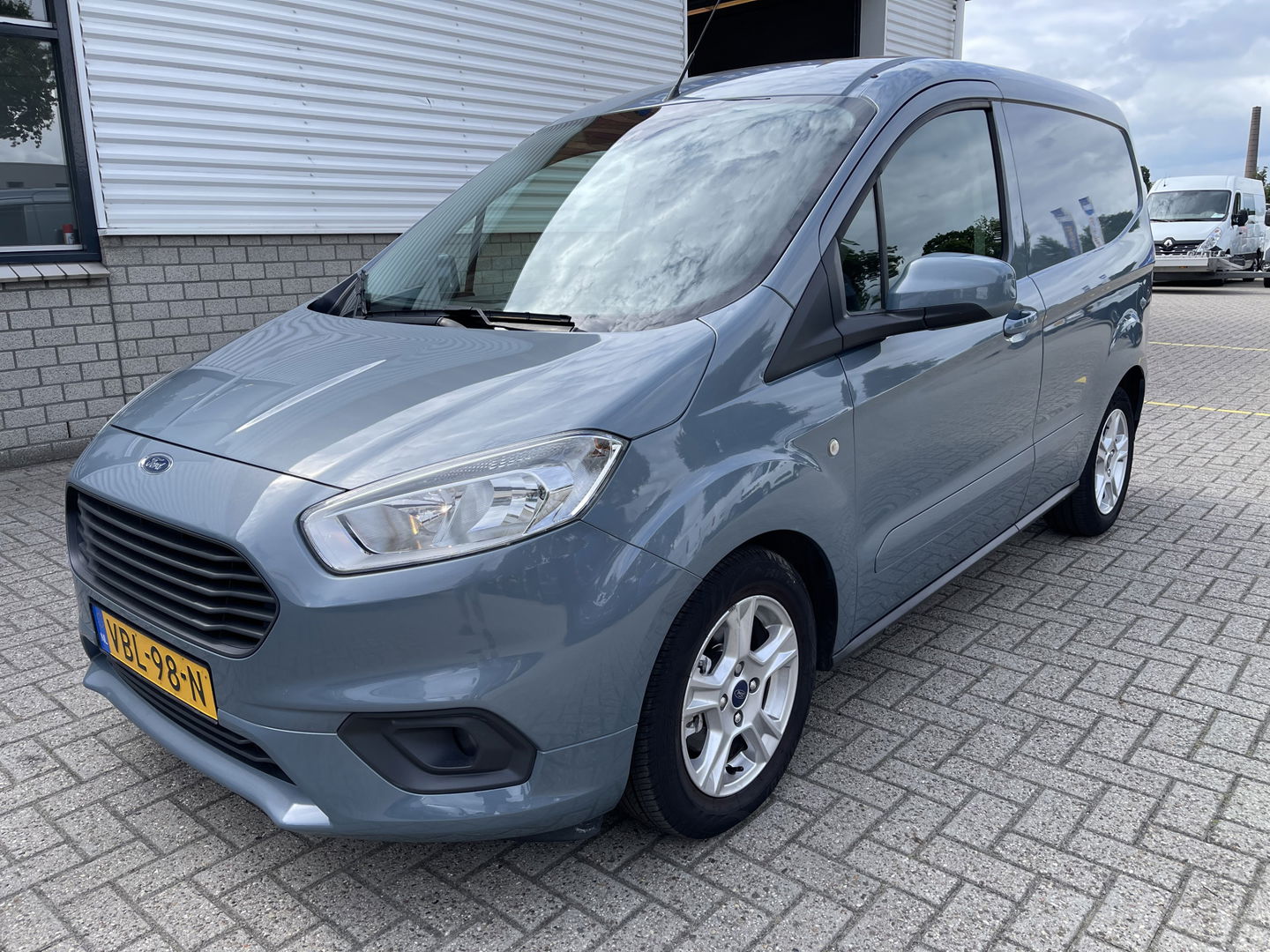 Ford Transit Courier 1.5 TDCI Limited / euro 6 diesel / bpm vrij / vaste prijs rijklaar € 8950 ex btw / airco / cruise / navigatie / grijs blauw metallic / parkeersensoren achter !