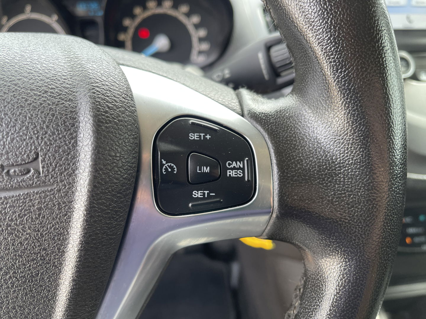 Ford Transit Courier 1.5 TDCI Limited / euro 6 diesel / bpm vrij / vaste prijs rijklaar € 8.950 ex btw / airco / cruise / navigatie / grijs blauw metallic / parkeersensoren achter !