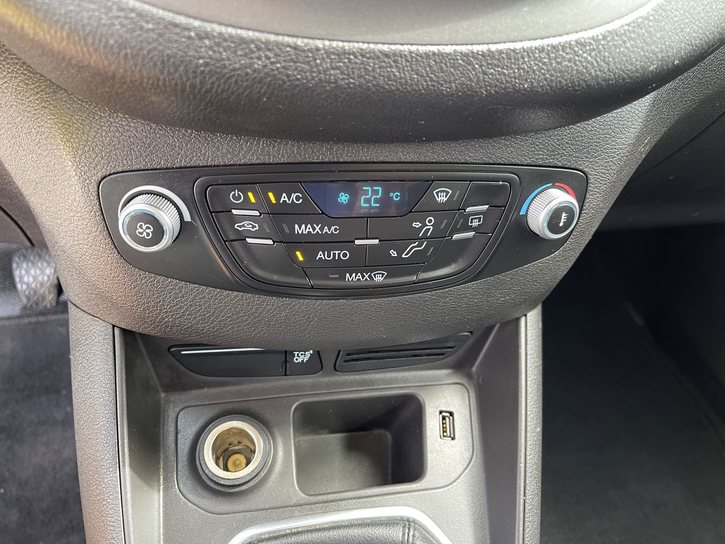 Ford Transit Courier 1.5 TDCI Limited / euro 6 diesel / bpm vrij / vaste prijs rijklaar € 8950 ex btw / airco / cruise / navigatie / grijs blauw metallic / parkeersensoren achter !