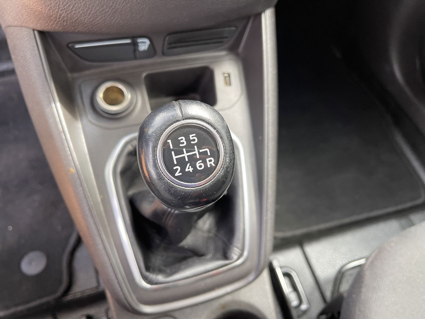 Ford Transit Courier 1.5 TDCI Limited / euro 6 diesel / bpm vrij / vaste prijs rijklaar € 8.950 ex btw / airco / cruise / navigatie / grijs blauw metallic / parkeersensoren achter !